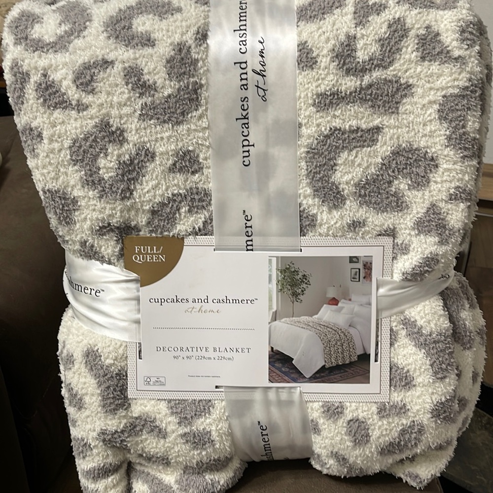 Cupcakes and Cashmere Queen / Full leopard print Gray and White Blanket viral